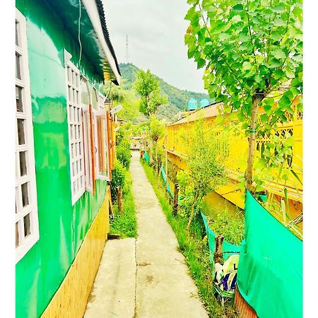 Backyard Stays With Dal Lake View Сринагар Экстерьер фото