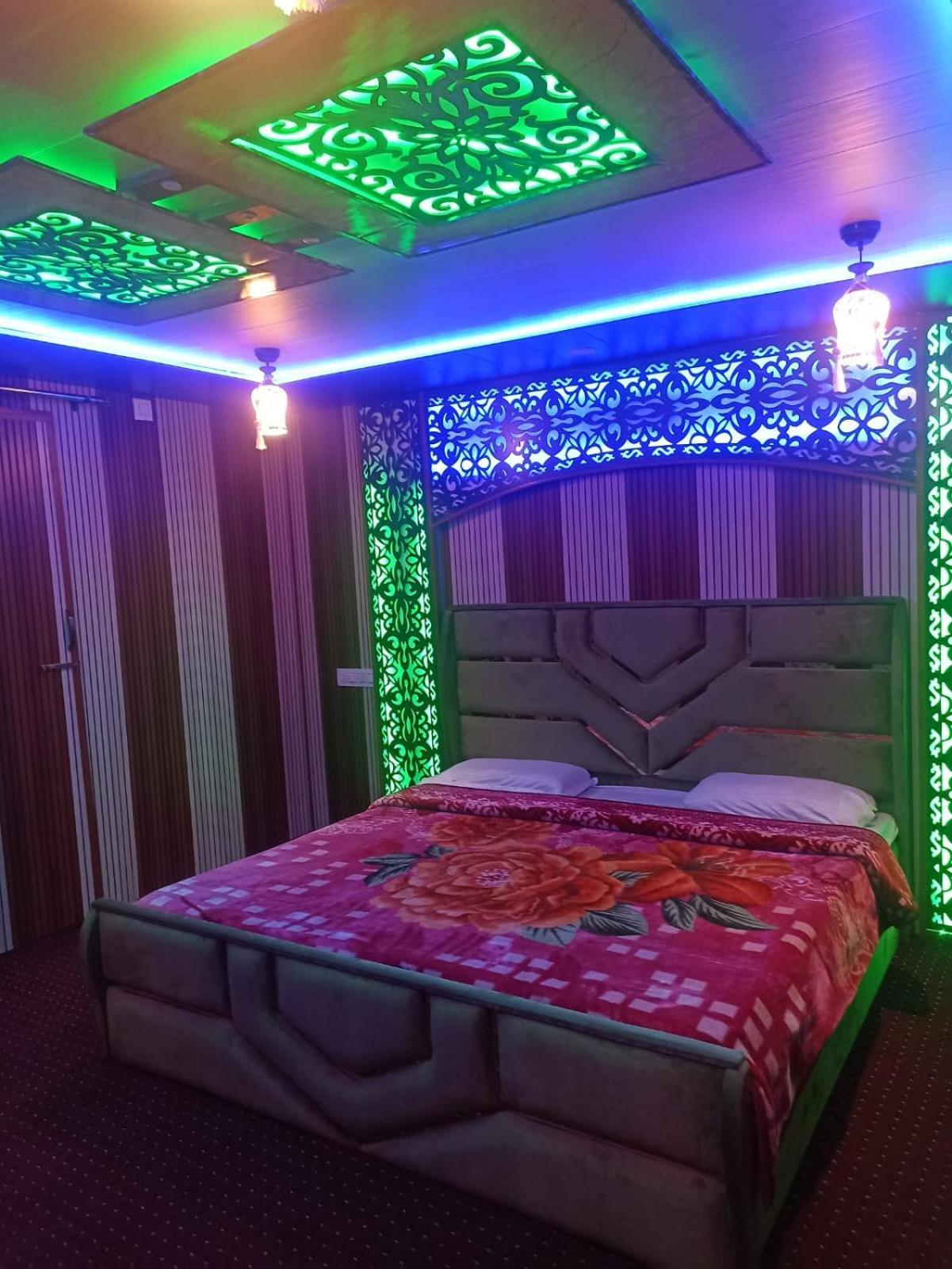 Backyard Stays With Dal Lake View Сринагар Экстерьер фото