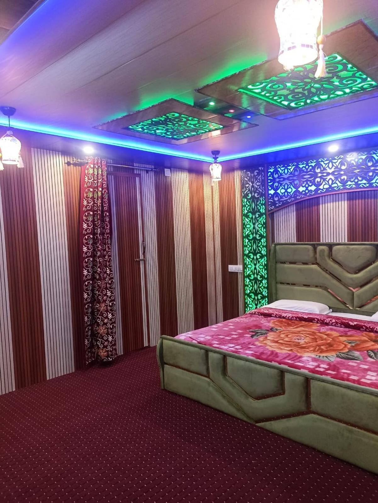 Backyard Stays With Dal Lake View Сринагар Экстерьер фото