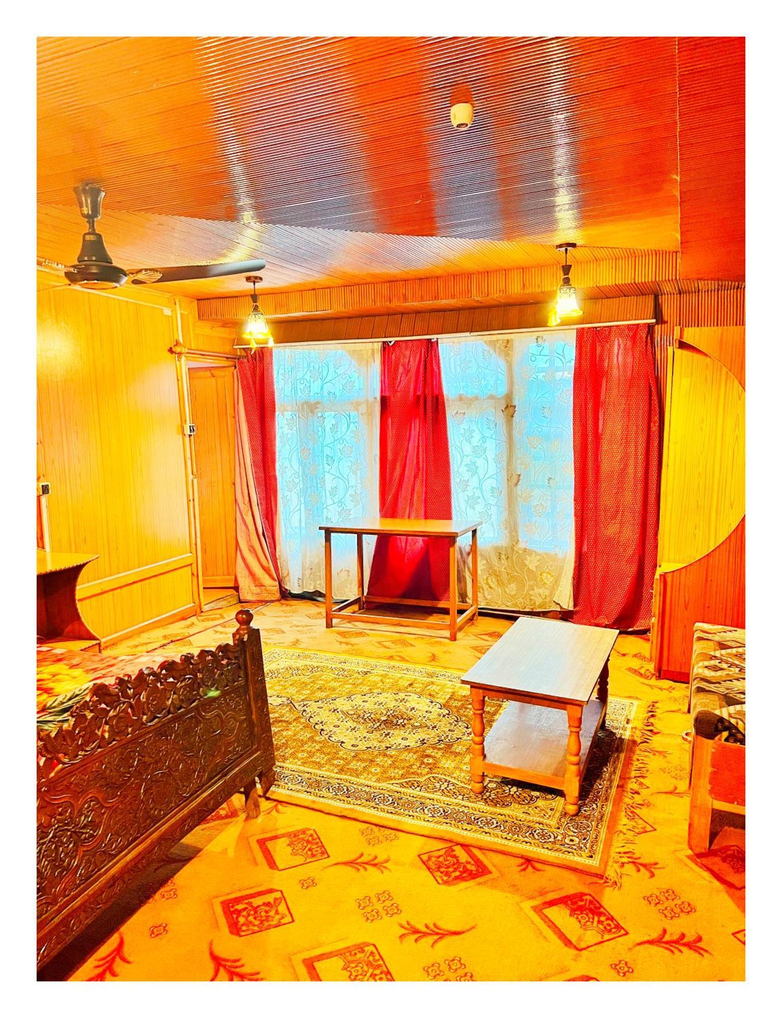 Backyard Stays With Dal Lake View Сринагар Экстерьер фото