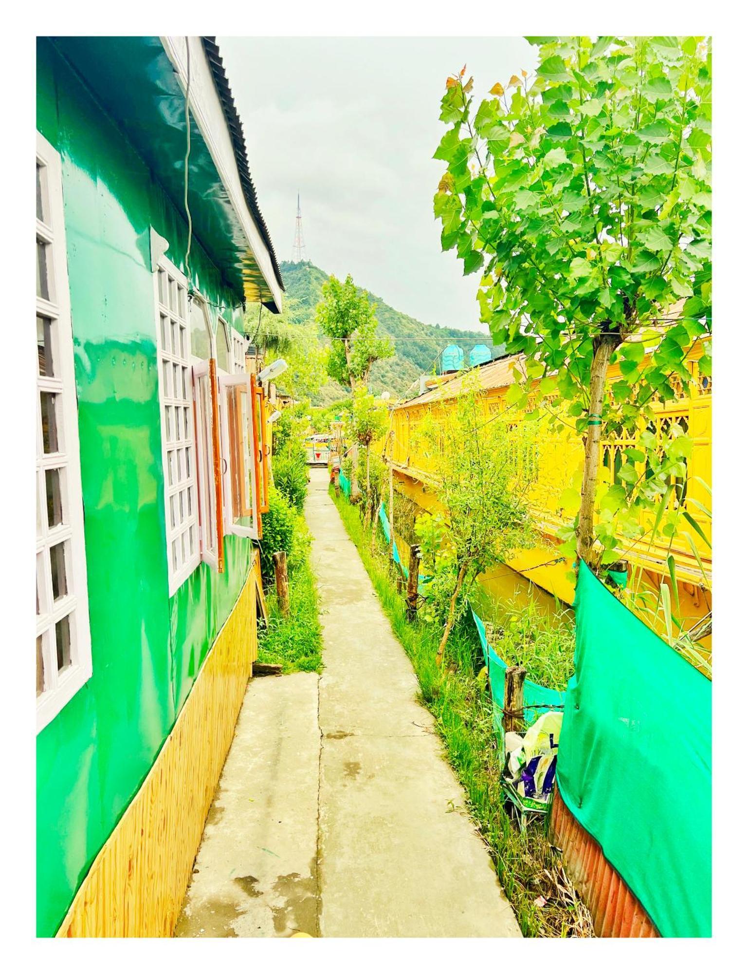 Backyard Stays With Dal Lake View Сринагар Экстерьер фото